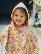 Load image into Gallery viewer, Kids hooded beach towel
